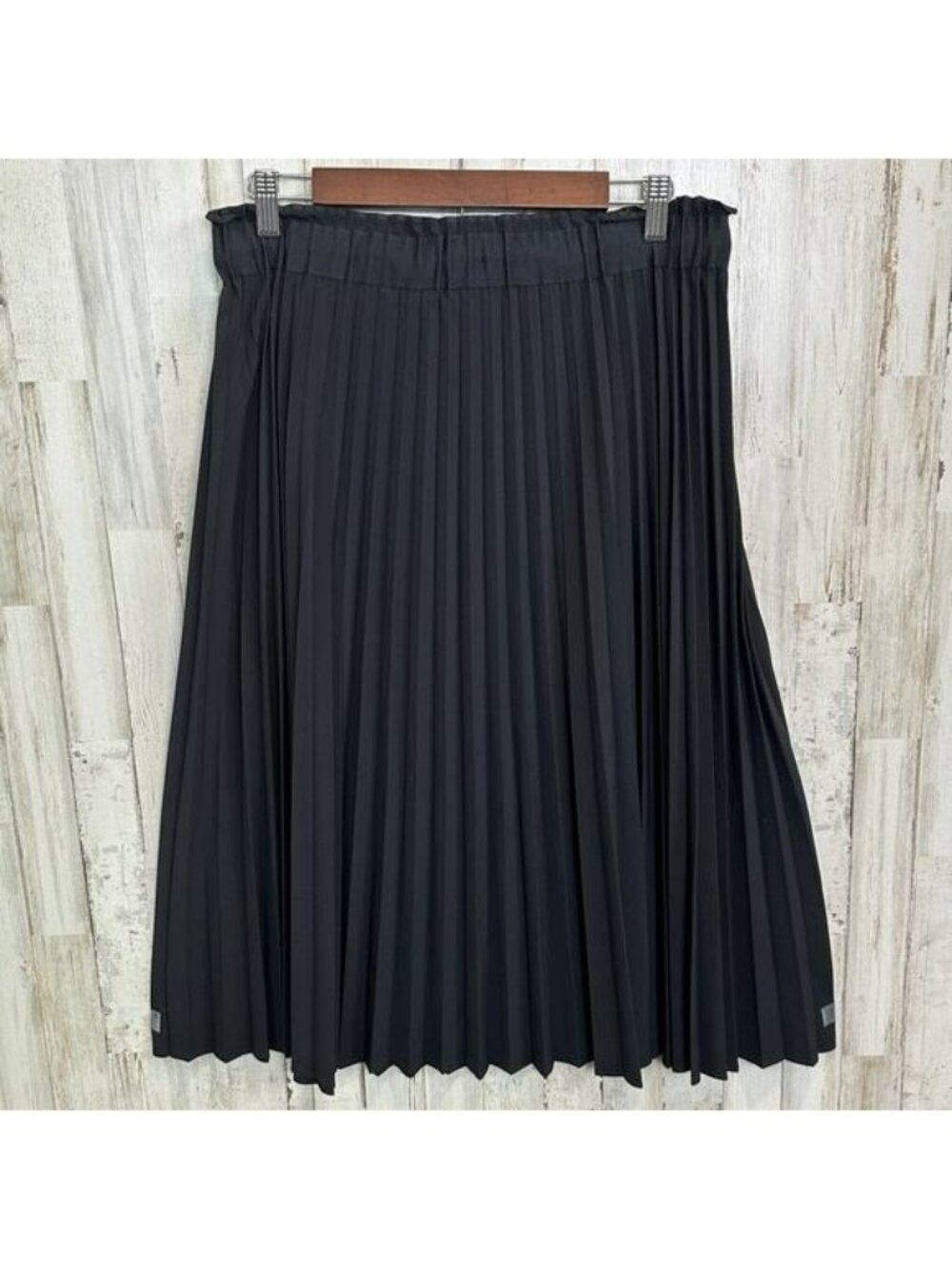 Athleta Hayes Pleated Skirt Medium Black EUC Travel Minimalist Anti Wrinkle - Picture 2 of 9
